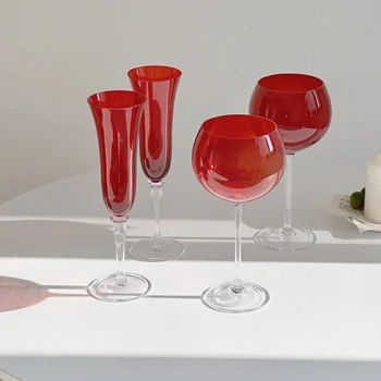 Francúzske retro farieb západu slnka červené sklo čašu červeného vína sklo tenký prút stredoveké romantika