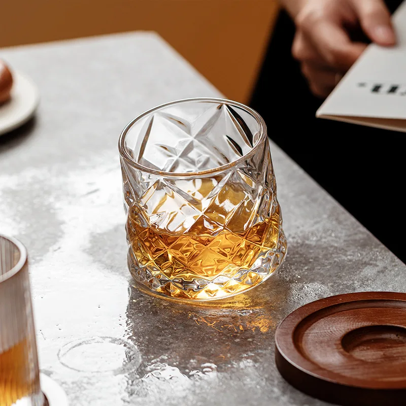 1 Kus 270ml 9oz Tvorivé Spinning Plastický Rotujúce Whisky Ducha Sklenené Poháre Pohár Ťažké Číre Sklo Pohár s Drevenými Zásobník Obrázok 2
