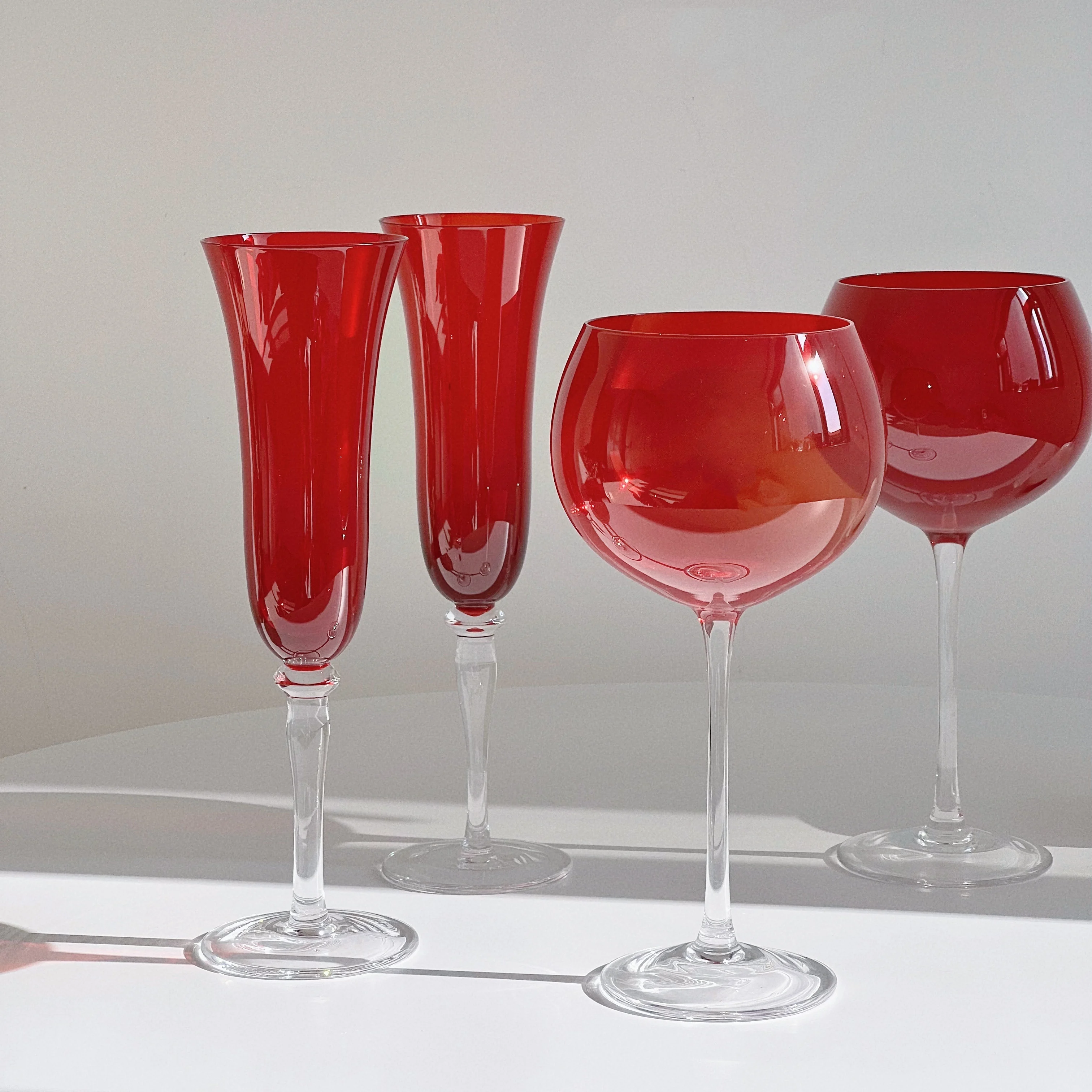 Francúzske retro farieb západu slnka červené sklo čašu červeného vína sklo tenký prút stredoveké romantika Obrázok 1