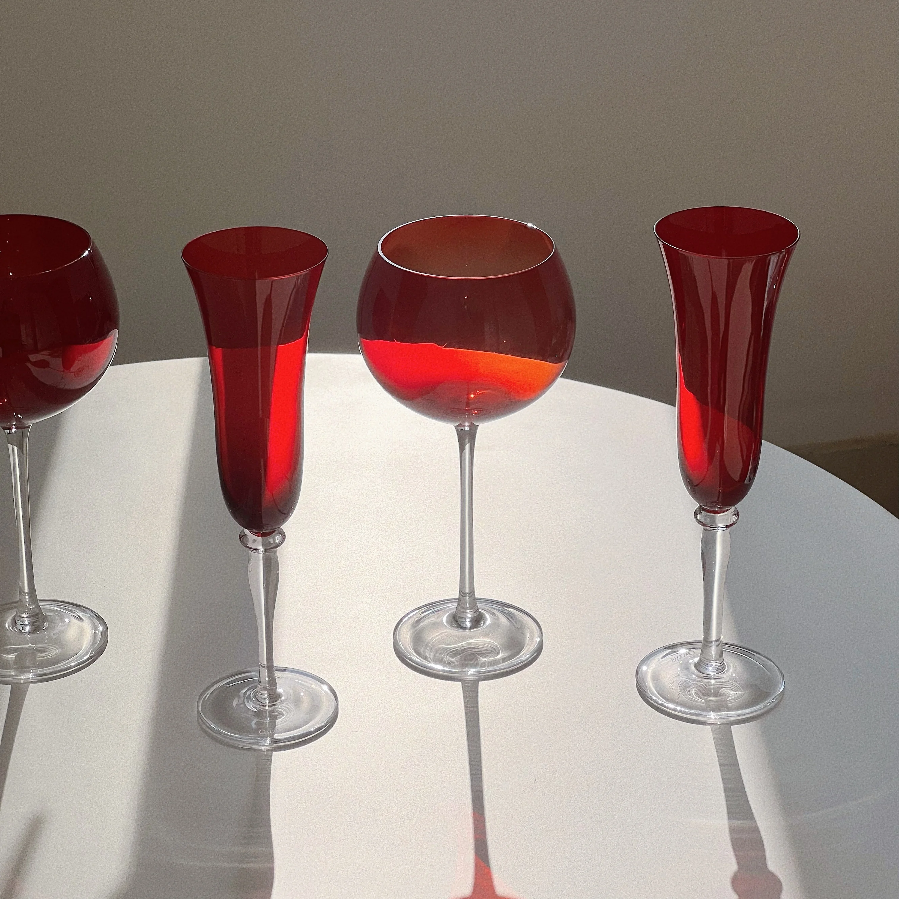 Francúzske retro farieb západu slnka červené sklo čašu červeného vína sklo tenký prút stredoveké romantika Obrázok 2