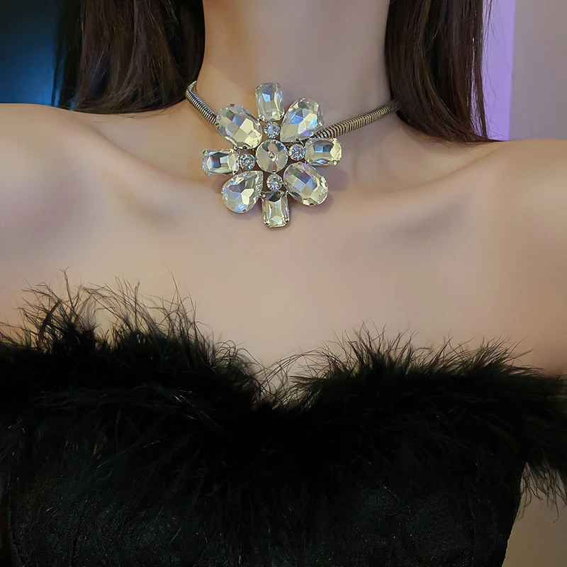 FYUAN Luxusný Veľký Kvet Crystal Choker Náhrdelníky pre Ženy Geometrické Reťazca Náhrdelníky Svadobné Hostiny, Šperky Obrázok 2