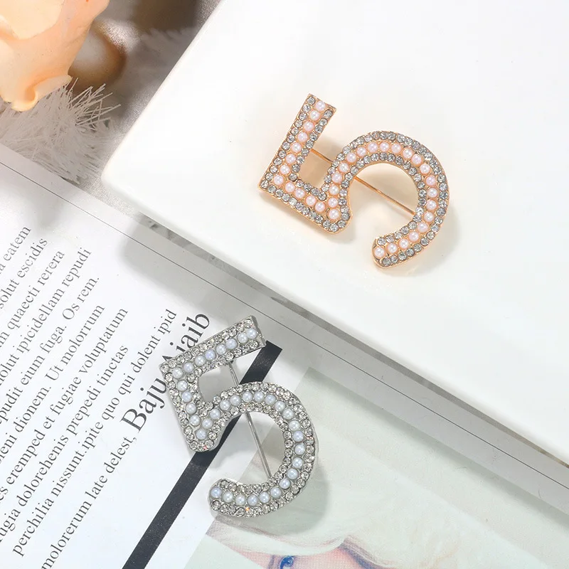 Číslo 5 pearl štýl Slávne Luxusné Značky Dizajnér Brošňa Kolíky Pre Ženy Sveter Šaty Lape Šatku brošne Obrázok 2