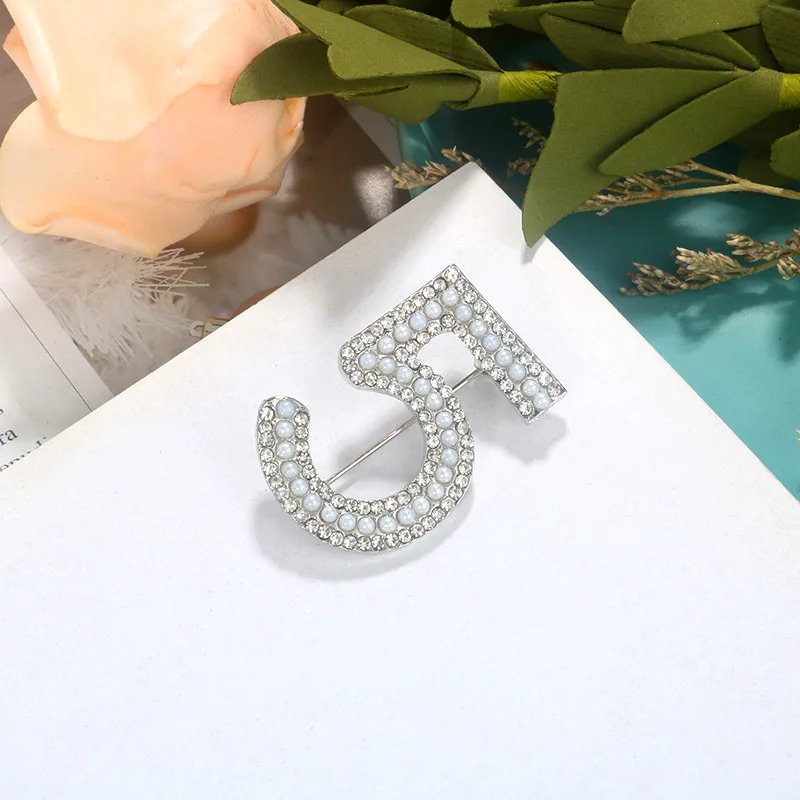 Číslo 5 pearl štýl Slávne Luxusné Značky Dizajnér Brošňa Kolíky Pre Ženy Sveter Šaty Lape Šatku brošne Obrázok 3